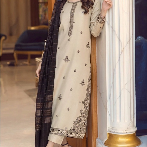 Formal dress for parties - Picture 1 of 4